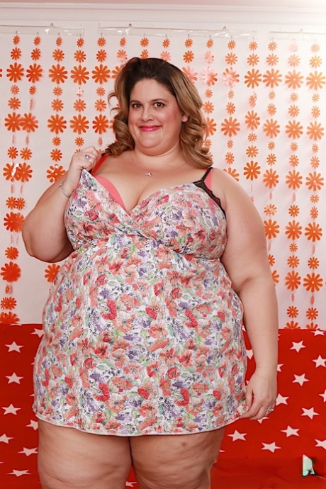 Hot mature SSBBW Erin Green strips off her clothes and shows her giant curves 32978861