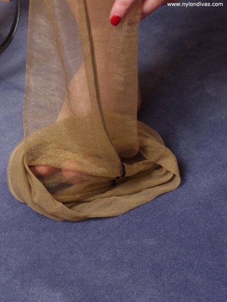 Solo girl removes back seam nylons in a tempting manner 65070046