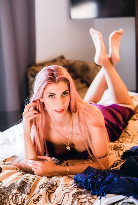 Sexy chick Shona River takes a cumshot on her pussy after fucking 72356072