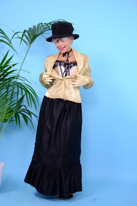 Asian pinup model Petra Lily So peels off vintage attire to pose nude 27044115