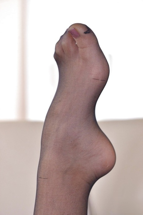 Leggy Euro babe slipping high heels off of stocking adorned feet 11038491
