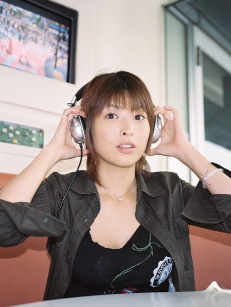 Alluring asian babe Nana Natsume revealing her nice jugs 17387614